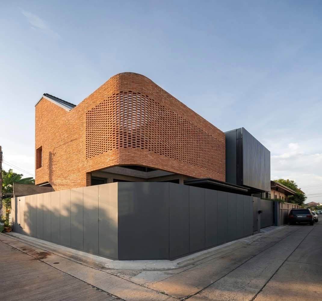 Façade contemporaine en brique avec claustra perforé
