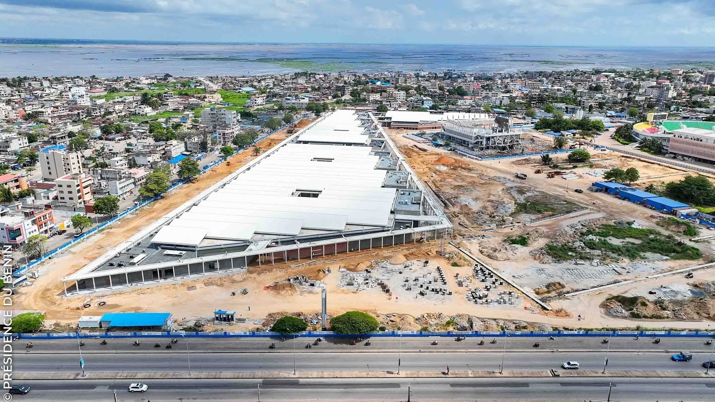 Vue aérienne du chantier du marché de Kouhounou à Cotonou