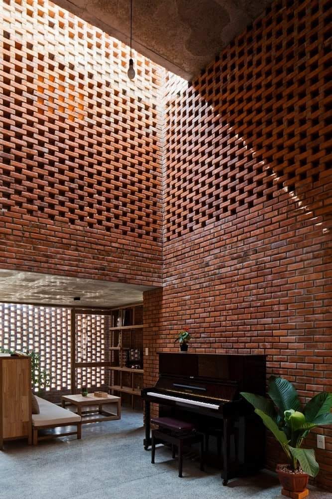 Intérieur avec plafond voûté en brique ajourée
